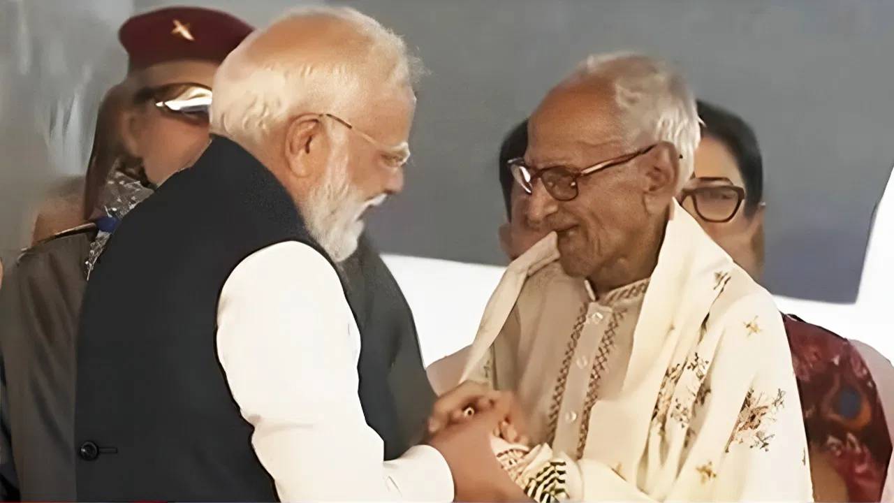 कौन हैं माखनलाल सरकार, जिनके पीएम मोदी ने छूए पैर; मंच पर किया सम्मानित