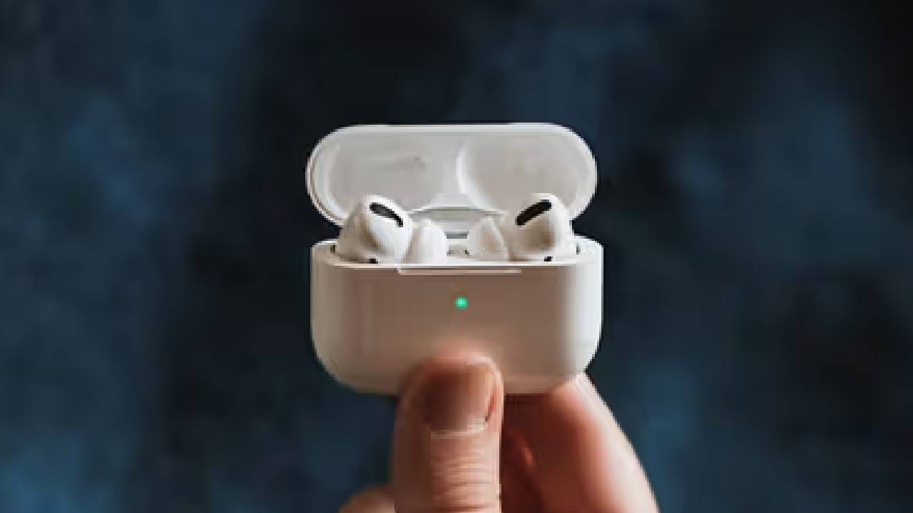 कैमरे वाले नए AirPods ला सकता है Apple, AI फीचर्स होंगे खास