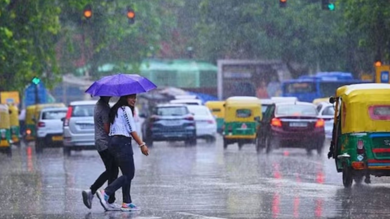Aaj ka Mausam: कहीं झमाझम बारिश तो कहीं झुलसाने वाली गर्मी, जानिए आपके शहर में कैसा रहेगा मौसम