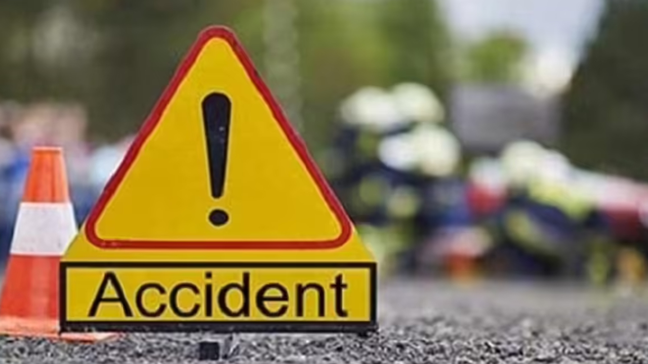 UP News: तेज रफ्तार और रीलबाजी बनी काल, बाइक-ट्रैक्टर टक्कर में 4 की मौके पर मौत; 1 घायल