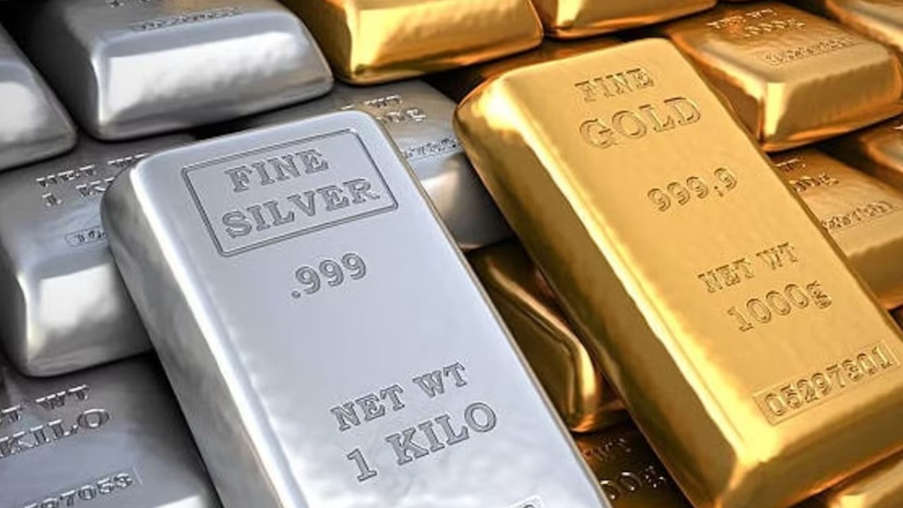 Today Gold-Silver Price:  सोना-चांदी खरीदने वालों को बड़ी राहत, दोनों के दामों में गिरावट; यहां देखें आज के दाम