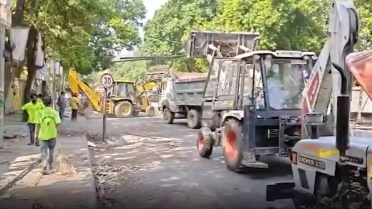 Uttar Pradesh News: वकीलों के अवैध चैंबरों पर गरजा बुलडोजर, हंगामा बढ़ता देख पुलिस ने जमकर चलाई लाठियां