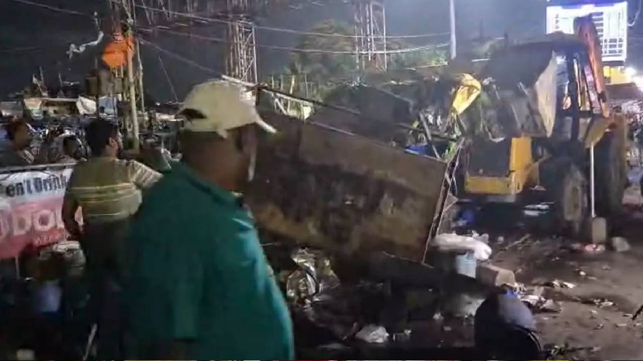 पश्चिम बंगाल में भी गरजा बुलडोजर, हावड़ा स्टेशन के बाहर से हटाया गया अतिक्रमण; दुकानदार भड़के