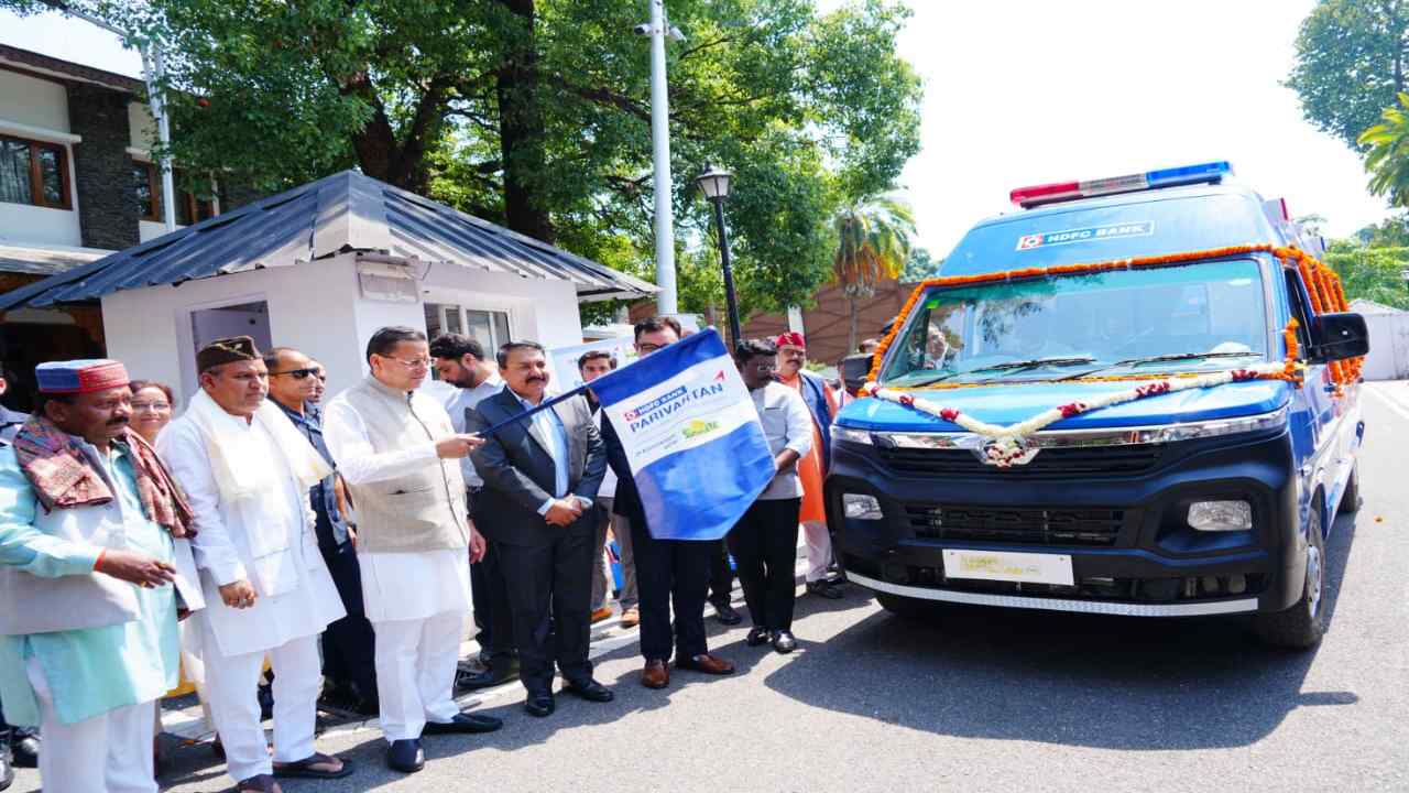 सीएम धामी ने 4 अत्याधुनिक एम्बुलेंस को दिखाई हरी झंडी, पर्वतीय क्षेत्रों को मिलेगी बेहतर स्वास्थ्य सुविधा