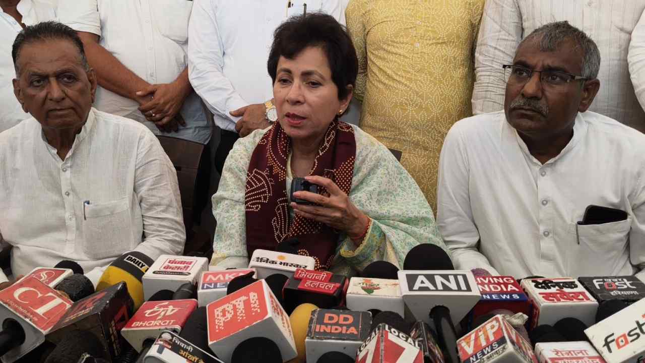 HPSC चयनकर्ताओं पर कुमारी शैलेजा ने उठाए सवाल, कहा- प्रदेश के युवाओं नालायक और निकम्मा ठहराकर प्रदेश के बाहर से युवाओं की की जा रही भर्ती