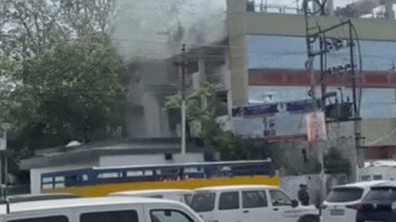देहरादून के अस्पताल में बड़ा हादसा, ICU के AC में आग लगने से बुजुर्ग महिला की मौत, 2 घायल