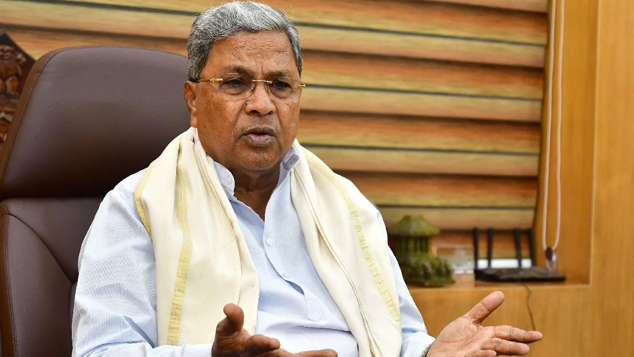कर्नाटक राजनीति में बड़ा सियासी हलचल, इस्तीफे से पहले इमोशनल दिखे सिद्धारमैया