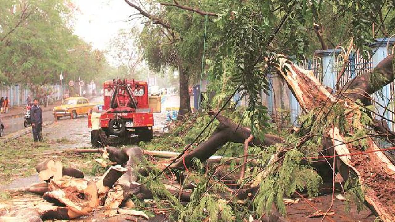 कोलकाता में आंधी-बारिश का कहर...सात लोगों की मौत,  उड़ान और ट्रेन सेवाएं प्रभावित