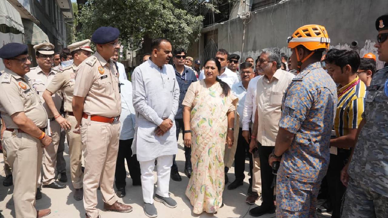 साकेत भवन दुर्घटना स्थल पर पहुंचीं मुख्यमंत्री रेखा गुप्ता, मजिस्ट्रियल जांच के आदेश दिए