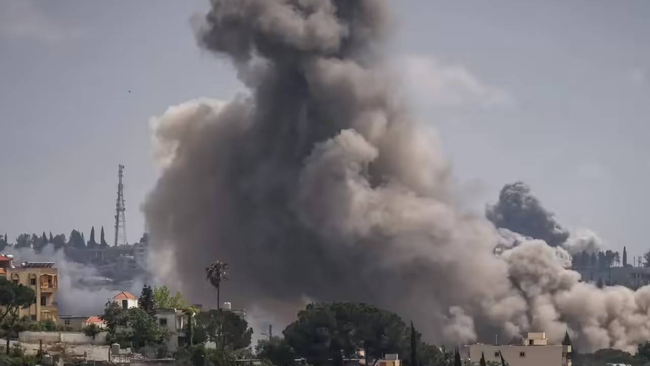Iran-Kuwait Conflict: ईरान ने कुवैत पर बरसाईं मिसाइलें, हमले में हुआ भारी नुकसान; उड़ाने की गई रद्द