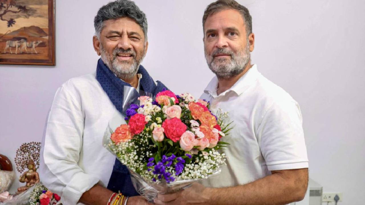 कर्नाटक के नए मुख्यमंत्री बने डीके शिवकुमार, एक डिप्टी सीएम और 12 कैबिनेट मंत्री को ने ली शपथ