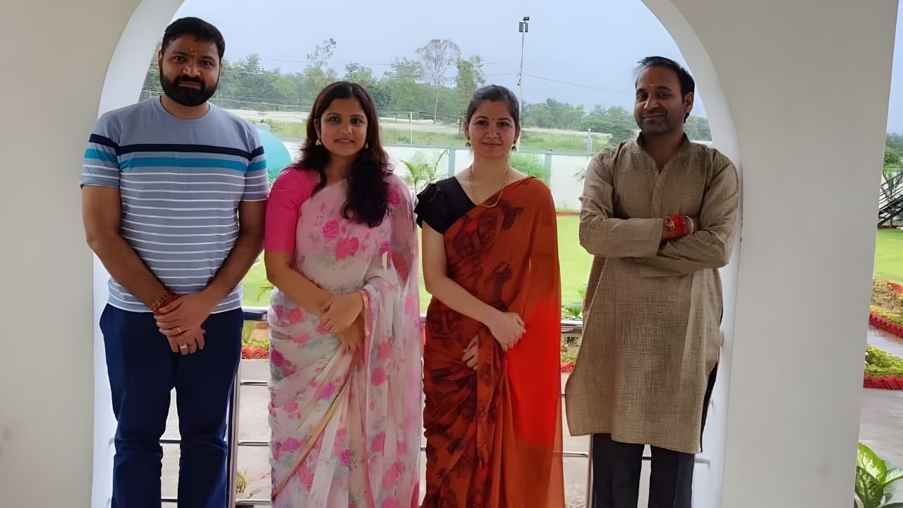 IAS IPS Family: एक ही परिवार के चार भाई बहन हैं IAS IPS अधिकारी, बड़े भाई ने पढ़ाकर सबको बनाया अफसर, जानिये मिश्रा फैमिली की सफलता की कहानी