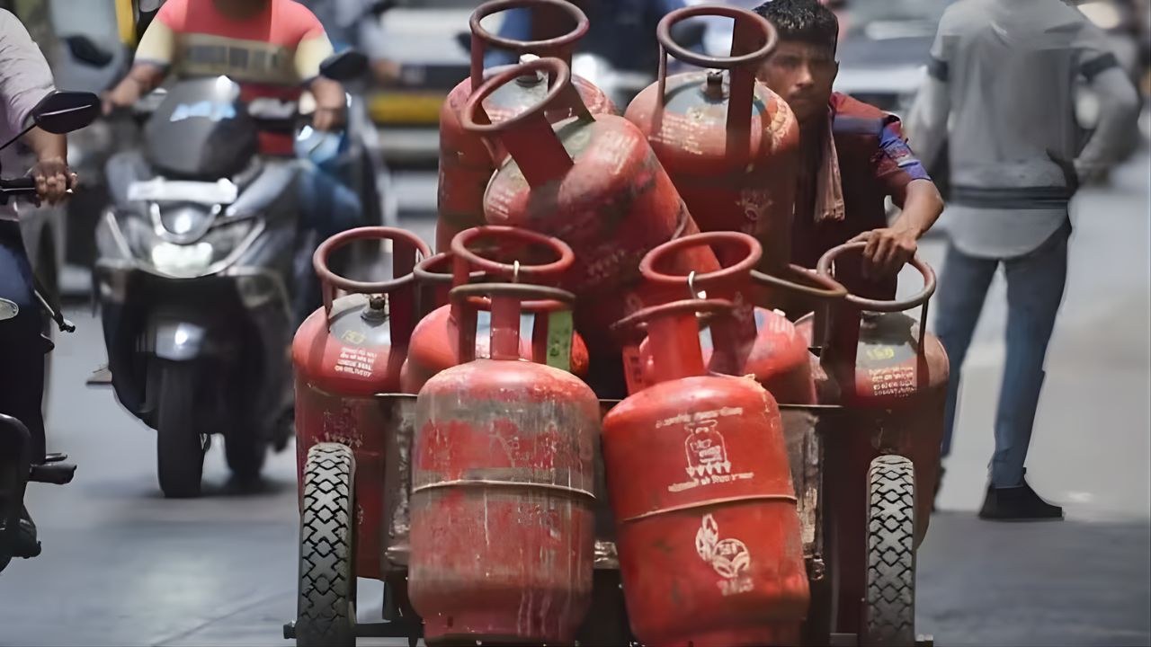 'हर सिलेंडर पर ₹700 का घाटा', रसोई गैस की बढ़ती कीमतों पर सरकार का बयान; कहा - दुनिया में सबसे सस्ती...
