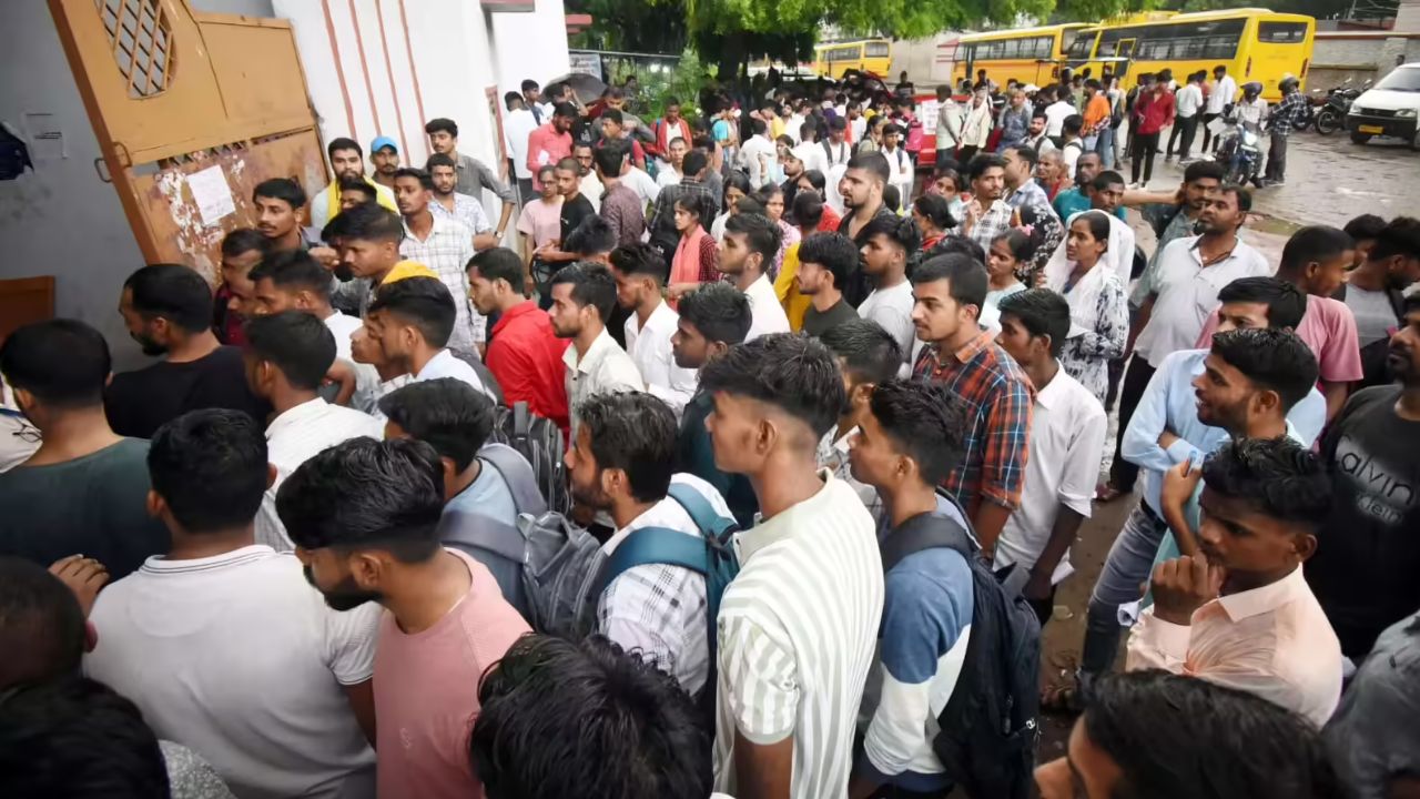 UP Job Fair: युवाओं के लिए सुनहरा अवसर, 10वीं-12वीं-ITI और डिप्लोमा वालों के लिए रोजगार मेला का आयोजन; जल्द करें आवेदन