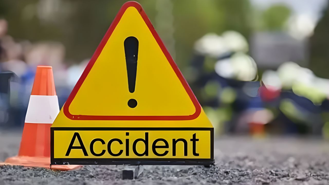 Gujarat News: वडोदरा में तेज रफ्तार बनी काल! लग्जरी बस और ट्रक की जोरदार भिड़ंत में 5 की मौत, 26 घायल