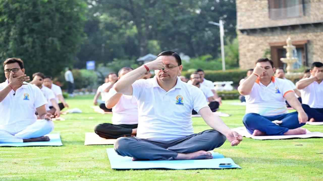 Uttarakhand News: अंतरराष्ट्रीय योग दिवस से पहले सीएम धामी ने किया योगाभ्यास, प्रदेशवासियों से किया स्वस्थ जीवनशैली अपनाने का आह्वान