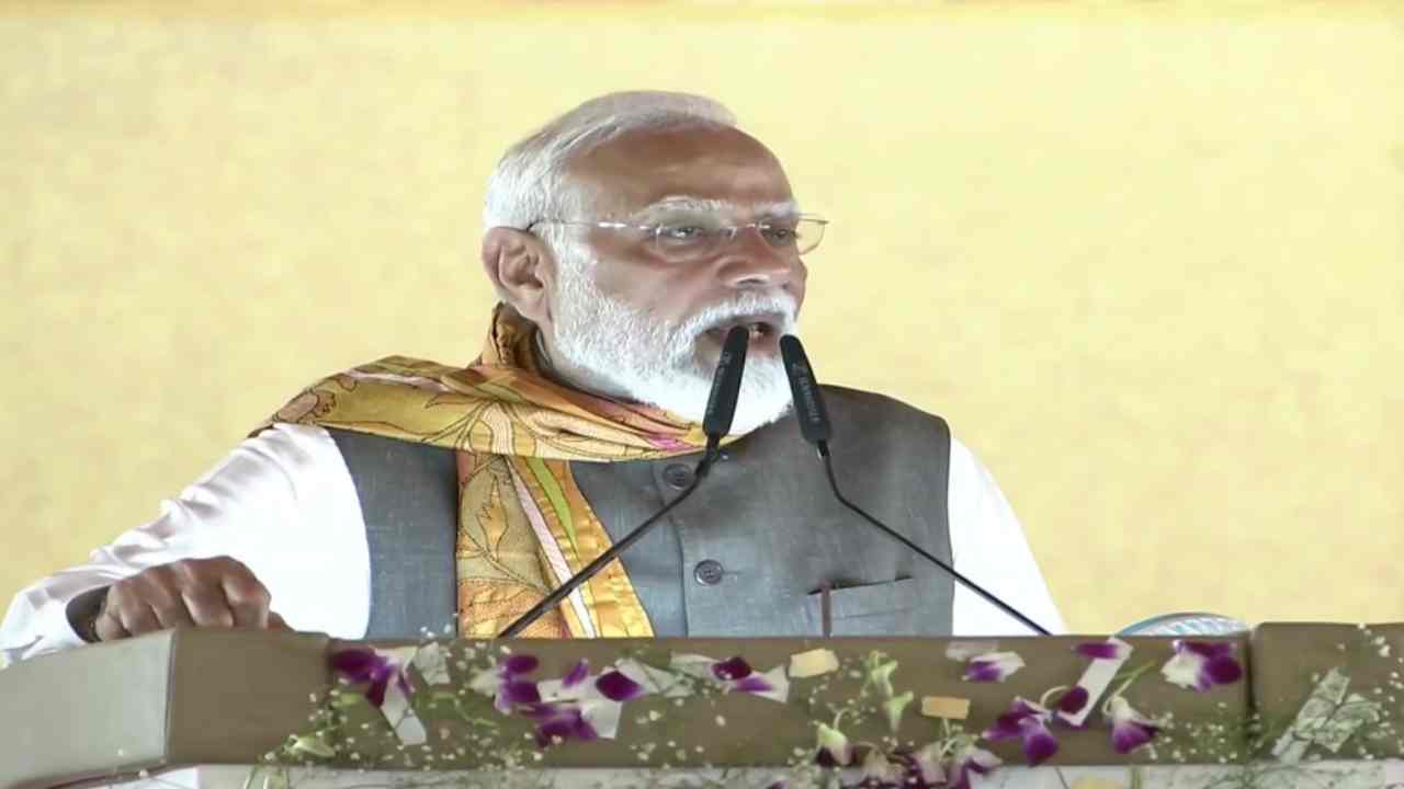 PM Modi In Bengal: हुगली में पीएम मोदी ने देश भर के किसानों को बड़ी दी सौगात, कहा-बंगाल अब बेड़ियों से आज़ाद होता दिख रहा है