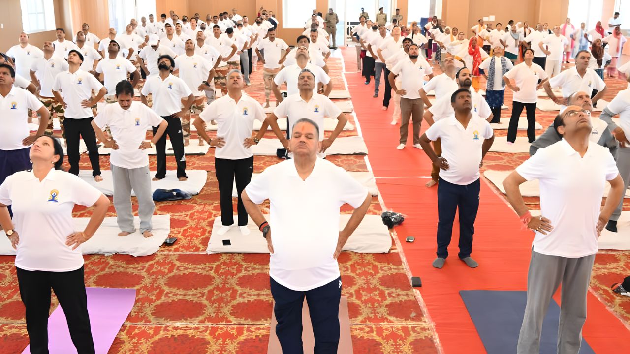 Uttarakhand News: अंतर्राष्ट्रीय योग दिवस पर टाउन हॉल में सामूहिक योगाभ्यास, कैबिनेट मंत्री गणेश जोशी ने दिया स्वस्थ जीवन का संदेश