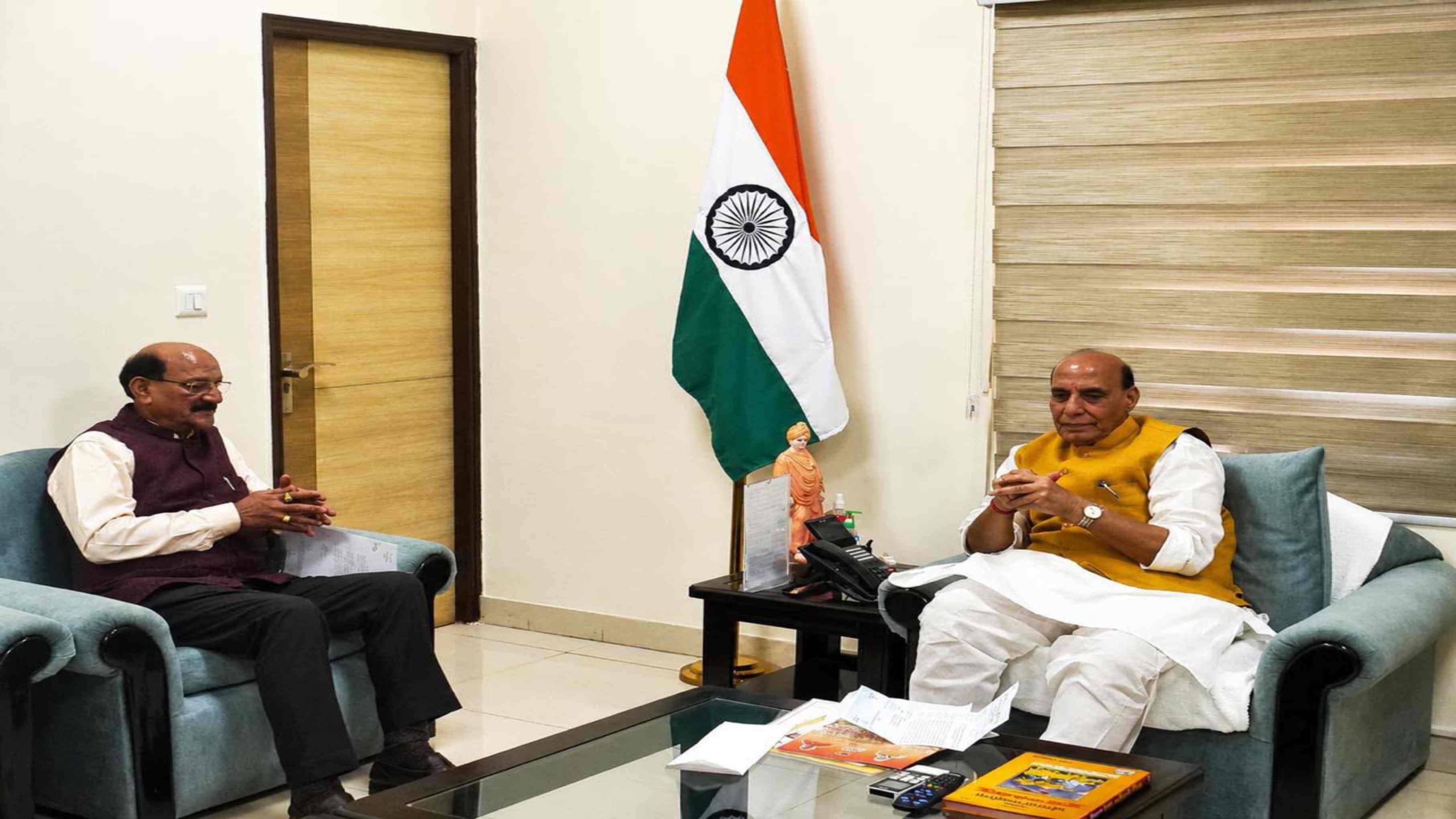 Uttarakhand News: रक्षा मंत्री राजनाथ सिंह से मिले कैबिनेट मंत्री सुबोध उनियाल, उत्तराखंड के विकास से जुड़े विषयों पर हुई बातचीत