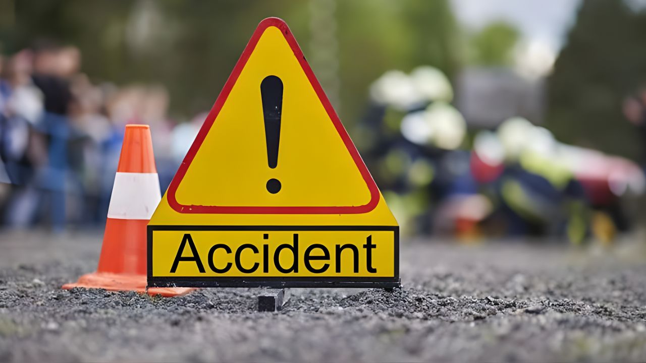 UP News: एटा में भीषण सड़क हादसा, सड़क किनारे खड़ी बस और कैंटर ट्रक की जोरदार टक्कर में 4 लोगों की मौत; 11 घायल