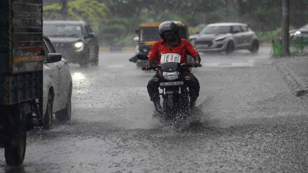 Aaj Ka Mausam 10 August 2026: यूपी-बिहार और दिल्ली-NCR समेत 12 राज्यों में भारी बारिश की चेतावनी