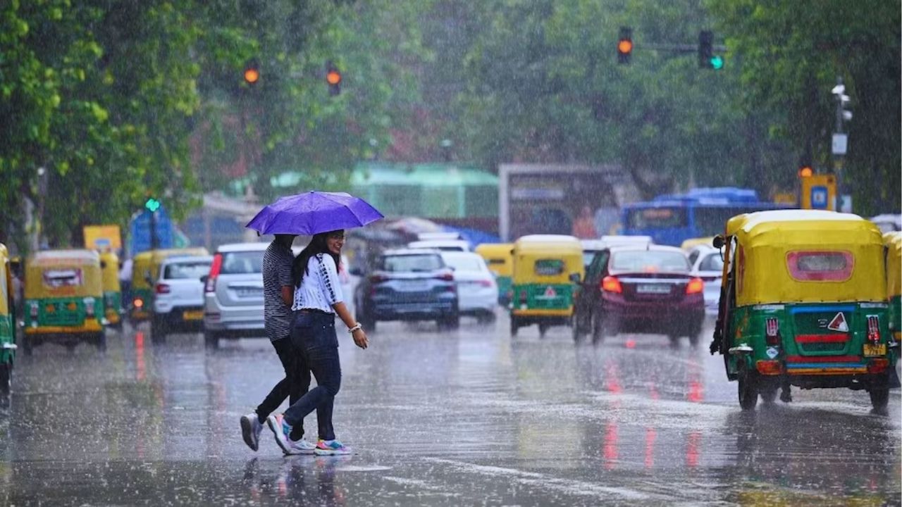 Aaj Ka Mausam 20 August: दिल्ली के कुछ इलाकों में मूसलाधार बारिश, देश के अन्य राज्यों में भी बरसेंगे बादल; यहां पढ़ें 20 अगस्त का मौसम अपडेट