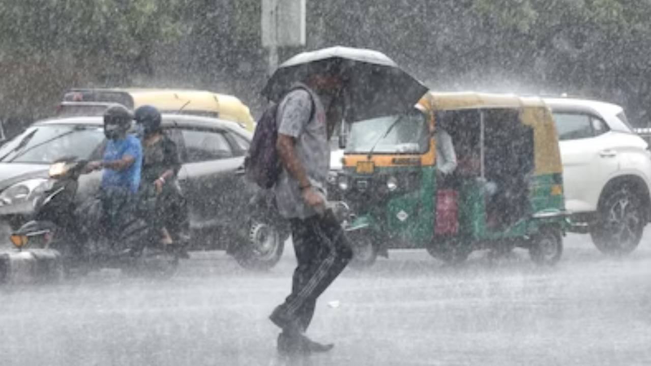 Aaj Ka Mausam 20 October: दिल्ली-UP-बिहार समेत कई राज्यों में बारिश का अलर्ट, 70 की स्पीड से चलेगी हवा; यहां पढ़ें आज का मौसम