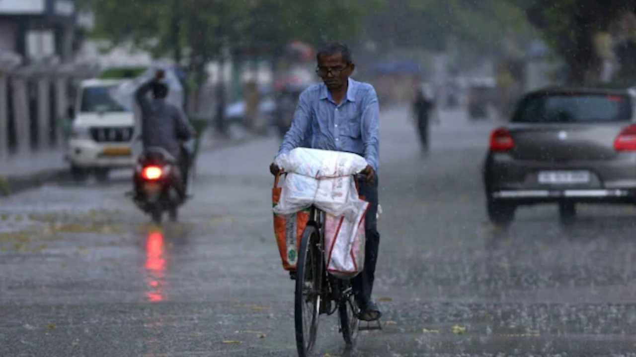 Aaj Ka Mausam 23 Sep: बंगाल की खाड़ी के सिस्टम से इन राज्यों में मंडरा रहा बारिश का खतरा, IMD से जानें आज का मौसम