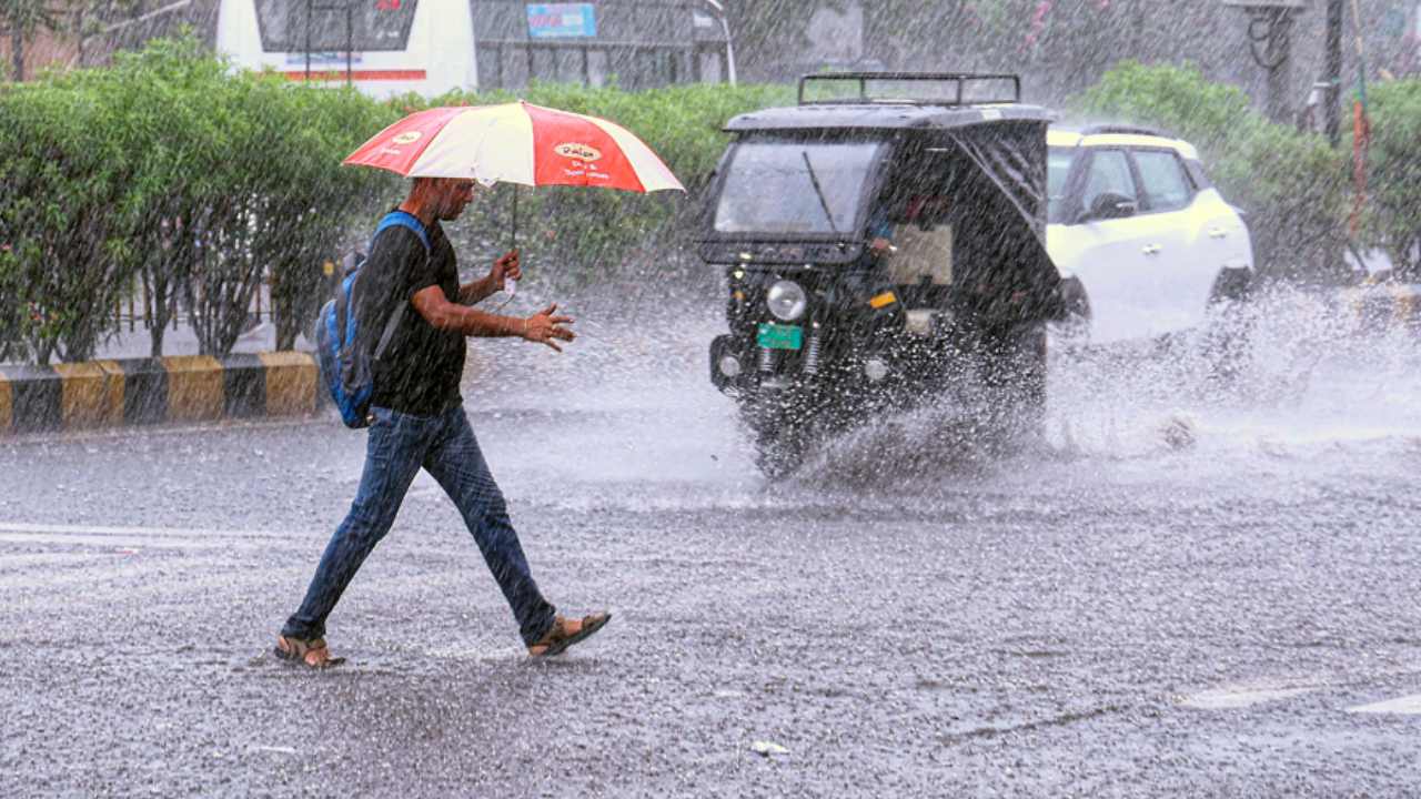 Aaj Ka Mausam 29 October: चक्रवात 'अर्नब' हुआ कमजोर, दिल्ली-बिहार समेत में 23 राज्यों में बारिश का सिलसिला रहेगा जारी; यहां पढ़ें आज 29 अक्टूबर का मौसम अपडेट