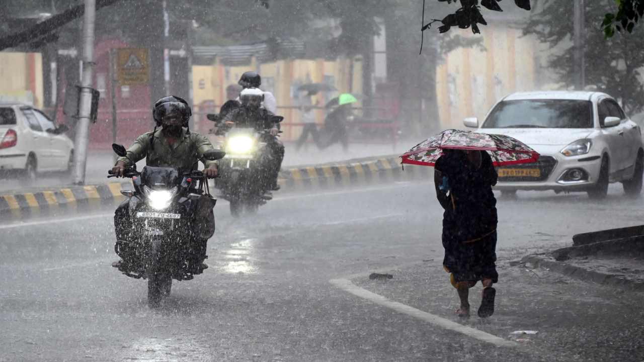 Aaj Ka Mausam 6 October 2026: दिल्ली से पहाड़ों तक बारिश का अलर्ट, 17 राज्यों में तेज हवाओं का खतरा, IMD ने जारी किया अपडेट