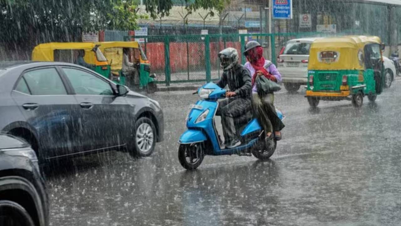 Aaj Ka Mausam: बंगाल की खाड़ी में बने सिस्टम से 18 राज्यों में भारी बारिश, अगले 12 घंटों में बरसेंगे बादल; यहां पढ़े 31 अगस्त का मौसम अपडेट