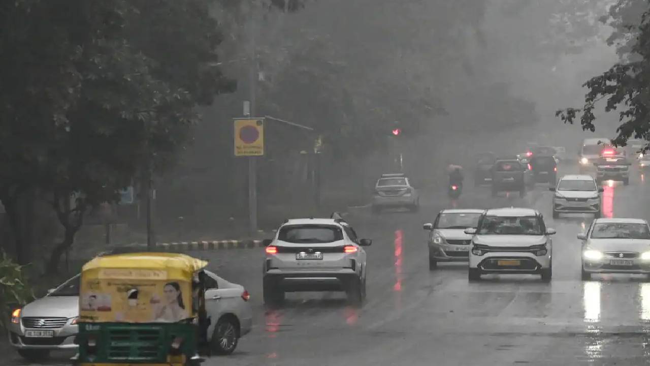 Aaj Ka Mausam: 19 राज्यों में बारिश का अलर्ट, दिल्ली-NCR में झमाझम बारिश; यूपी के 13 जिलों में बाढ़ जैसे हालात