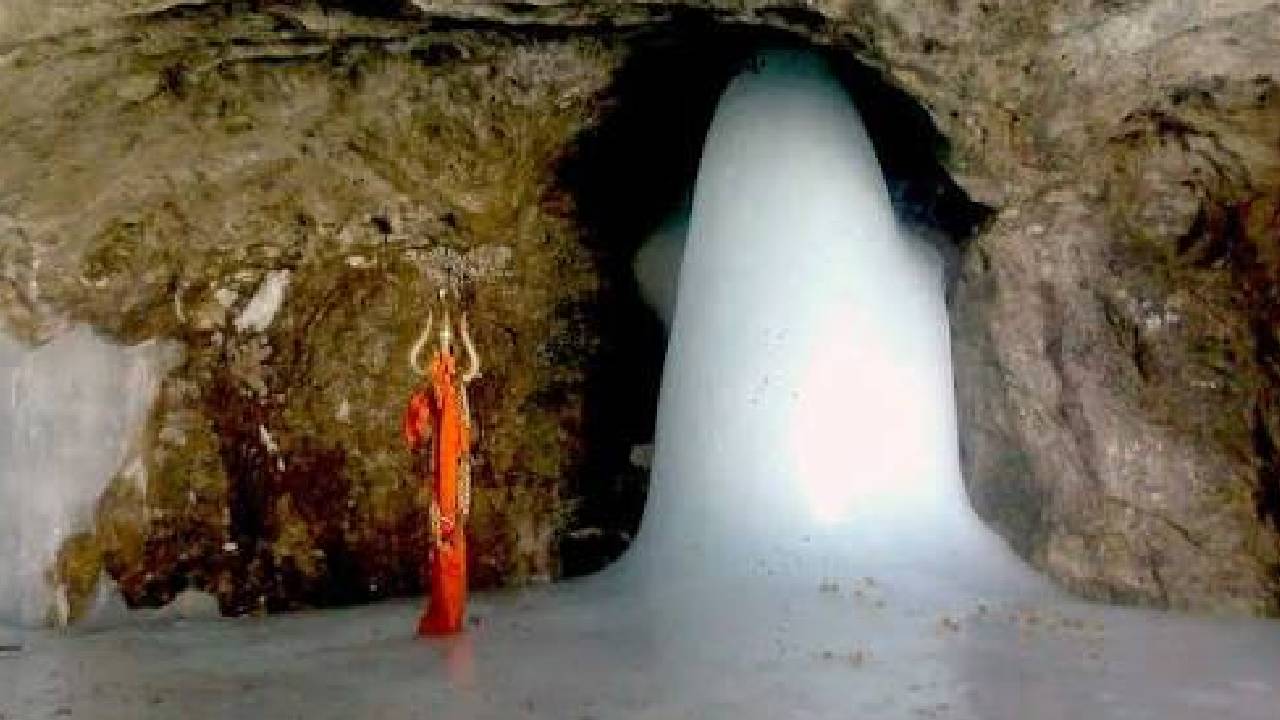 अमरनाथ गुफा के 6 रहस्य: बर्फ का शिवलिंग, अमर कथा और आज भी दिखने वाले कबूतरों की मान्यता