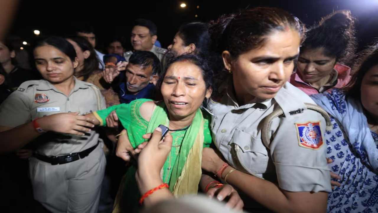 Ankita Bhandari Case: अंकिता के माता-पिता रिहा, इंडिया गेट पर न्याय की मांग को लेकर दिया था धरना