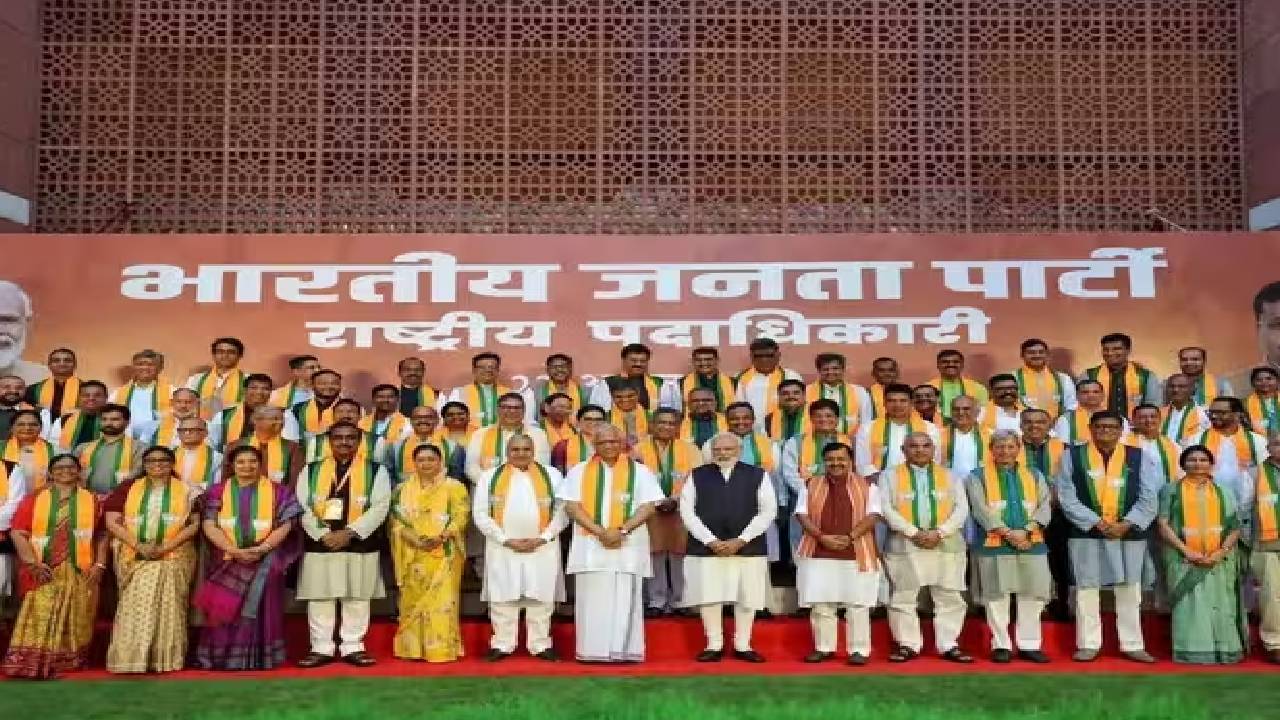 PM मोदी ने BJP की नई टीम से की मुलाकात, संगठन मजबूत करने और जनता से जुड़ने की दी सलाह