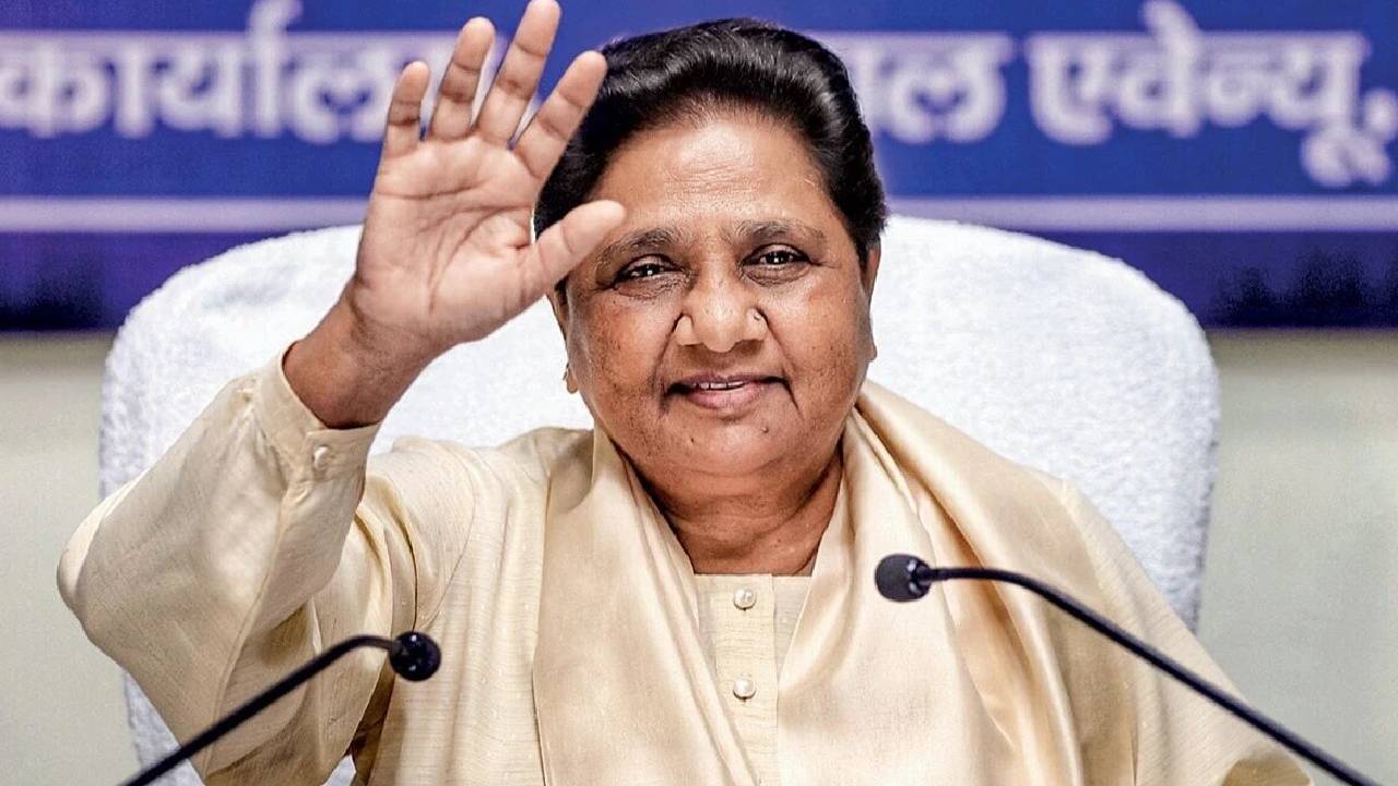 UP Politics:BSP में मायावती के दोनों भतीजे के रास्ते बंद, भतीजी दीपिका आनंद पर जताया भरोसा