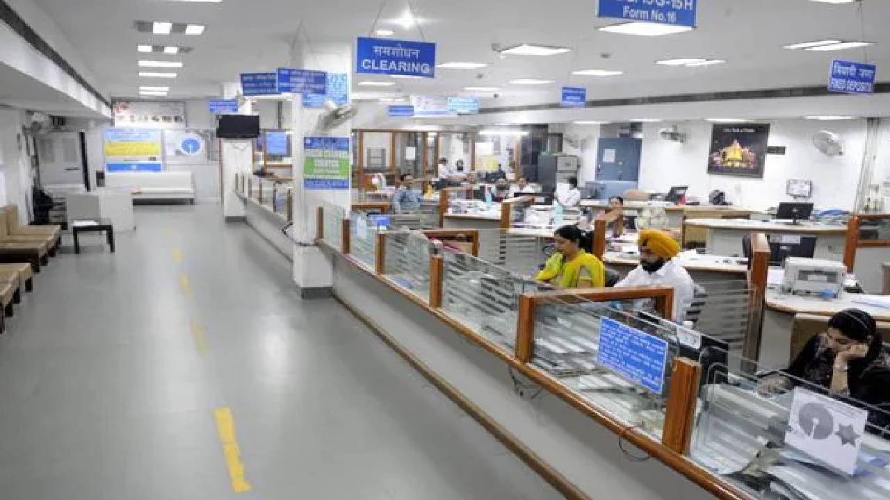 अक्टूबर में लगातार कई दिन बंद रहेंगे बैंक, दुर्गा पूजा-दशहरा पर देखें छुट्टियों की पूरी लिस्ट