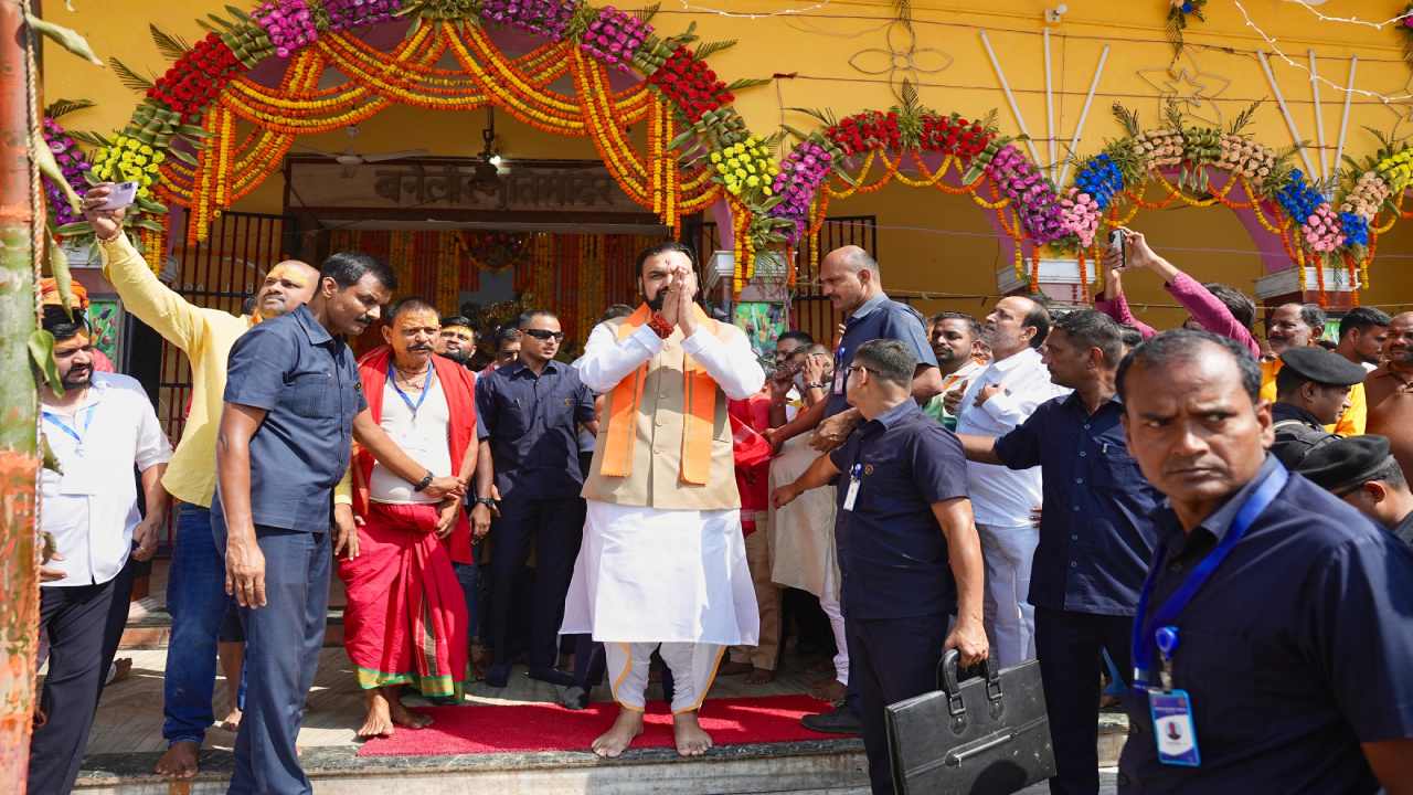 Bihar News: मां दुर्गा के दरबार में पहुंचे CM सम्राट चौधरी, बदुआ नदी रिवर फ्रंट का भी किया निरीक्षण