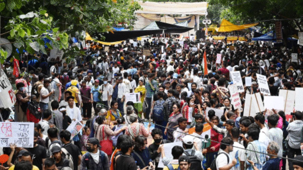 जंतर-मंतर पर छात्रों का प्रदर्शन जारी....संसद मार्ग पर पुलिस की कड़ी सुरक्षा, सड़क में गाड़े गए ब्रिगेड