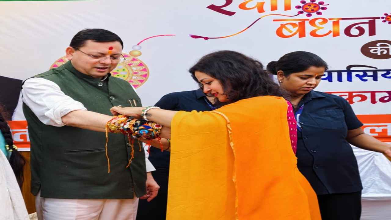Uttarakhand News: CM पुष्कर सिंह धामी के साथ मनाया रक्षाबंधन, नेहा शर्मा ने बांधी राखी; गीता धामी भी रहीं मौजूद