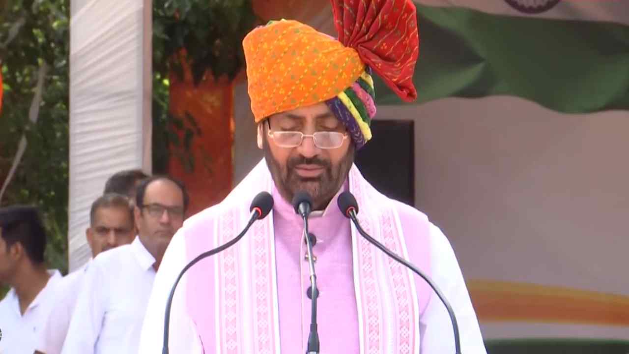 Haryana News: CM सैनी ने हांसी में फहराया तिरंगा, जवानों को किया नमन; वंदे मातरम् पर कही बड़ी बात