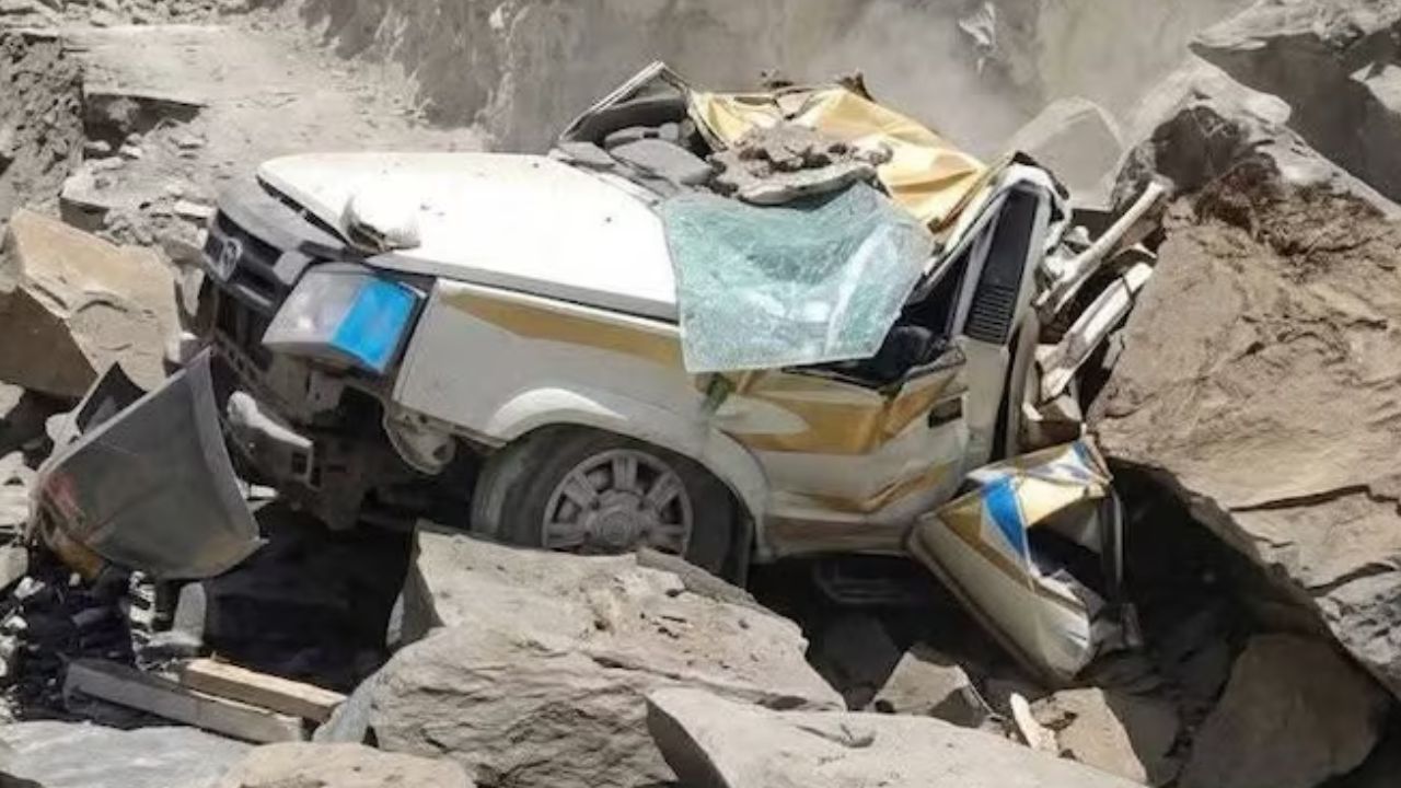 हिमाचल में बड़ा हादसा...चलती गाड़ी पर गिरा विशाल पत्थर, 13 लोगों की दर्दनाक मौत