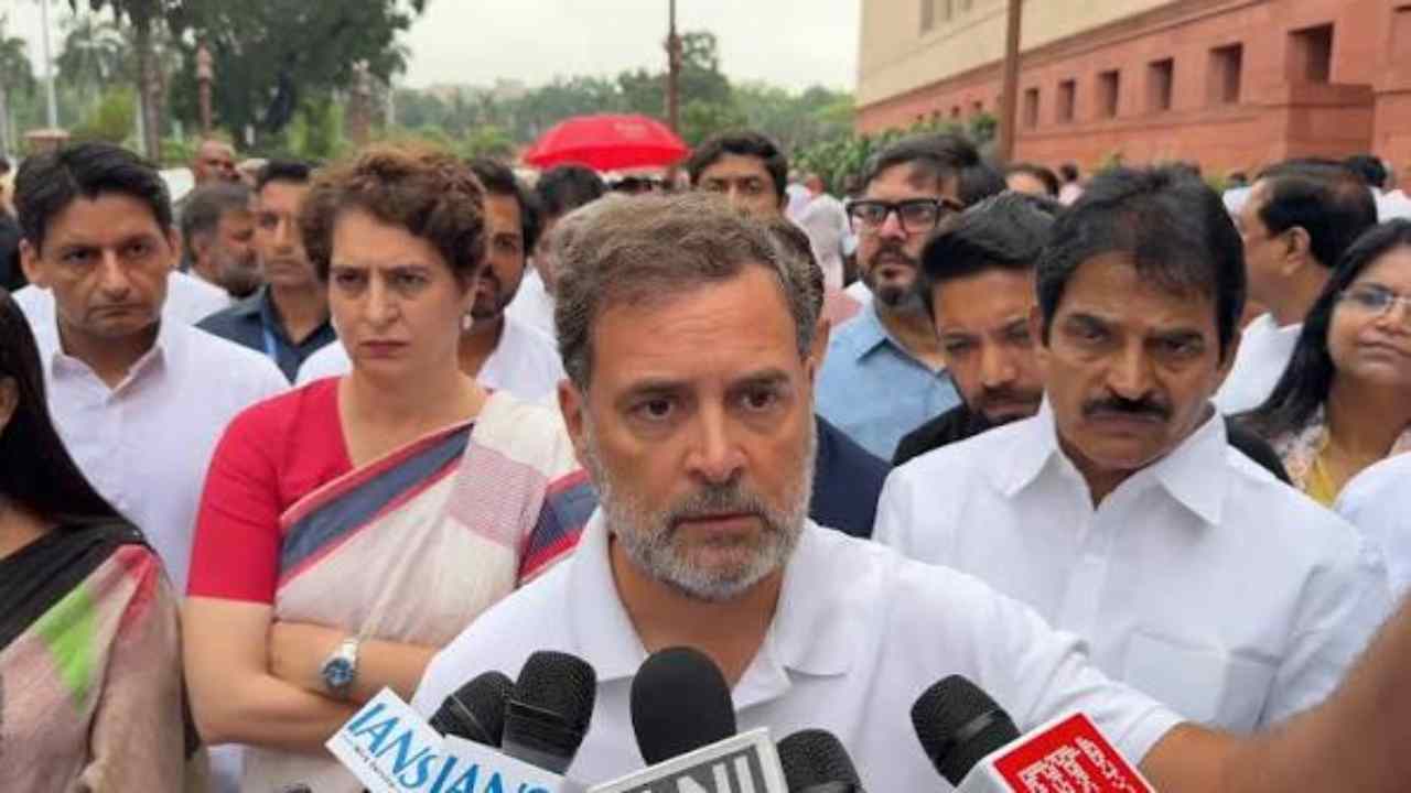Political News: 'छात्रों को धमकाना बंद करें' DU की एडवाइजरी पर राहुल गांधी का तीखा हमला