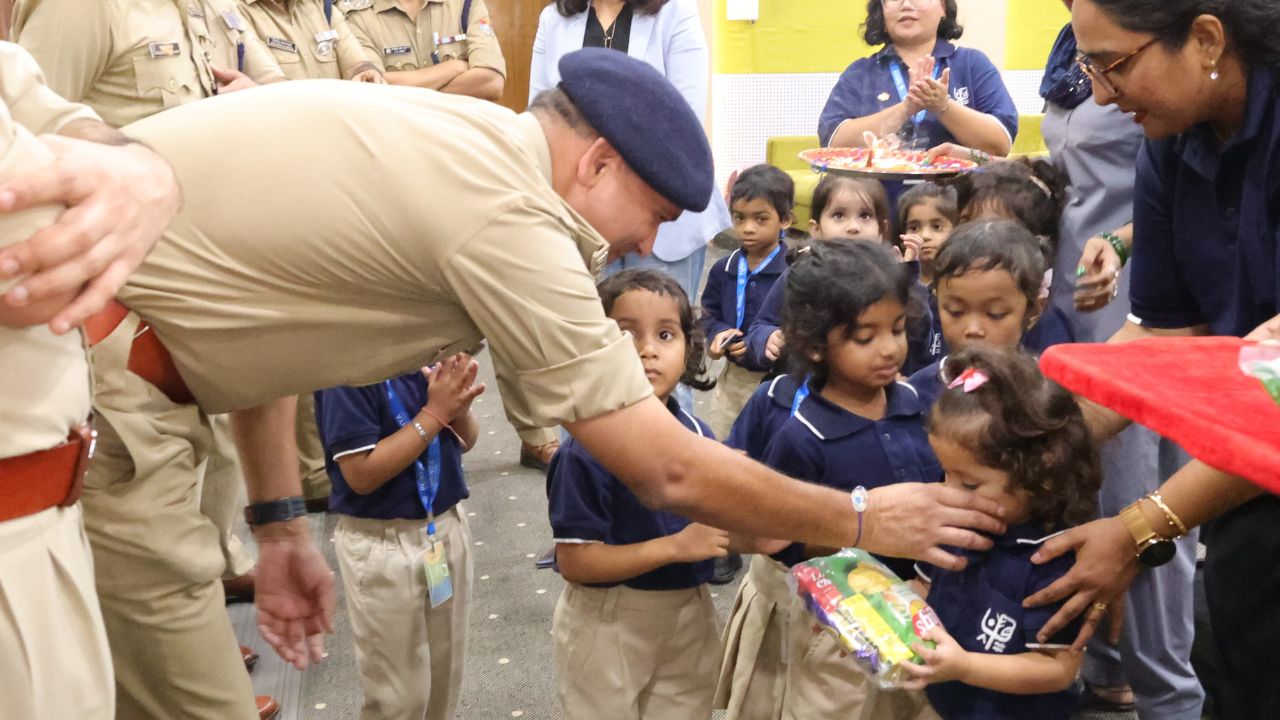 Uttarakhand News: रक्षाबंधन पर नन्हीं बालिकाओं ने SSP देहरादून को बांधी राखी, मिला आशीर्वाद