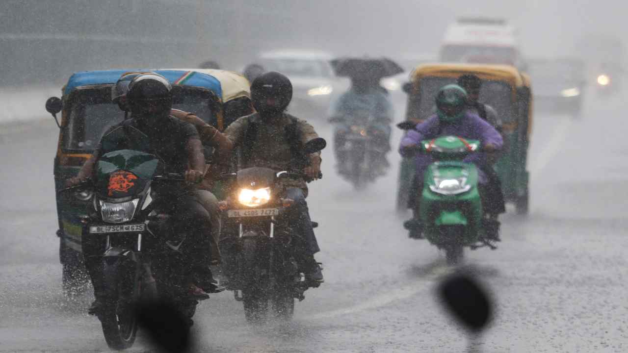 Delhi-NCR Rain: काले बादलों से घिरा आसमान, दिन में छाया अंधेरा; दिल्ली-NCR में झमाझम बारिश