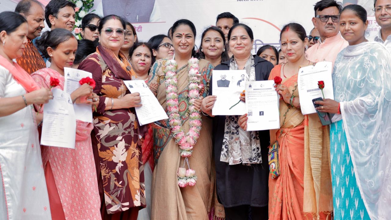 Delhi News: इस दिन से महिलाओं के खाते में आएंगे ₹2500, CM रेखा गुप्ता ने लॉन्च किया ‘दिल्ली लक्ष्मी योजना’ पोर्टल, यहां देखें रजिस्ट्रेशन प्रोसेस
