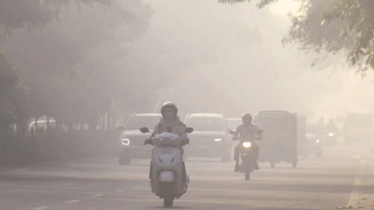 Delhi News: दशहरे की धूम के बाद बिगड़ी दिल्ली की हवा, कई इलाकों में AQI ‘बहुत खराब’ श्रेणी में पहुंचा; पूसा-चांदनी चौक सबसे ज्यादा प्रभावित