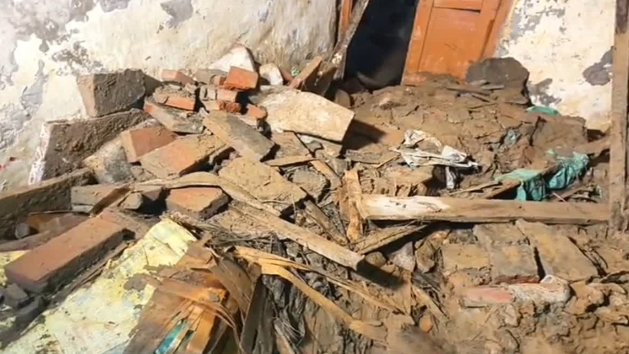 Delhi News: दिल्ली के उस्मानपुर में घर की छत गिरने से बड़ा हादसा, मलबे में दबकर पति-पत्नी की मौत; बेटा सुरक्षित