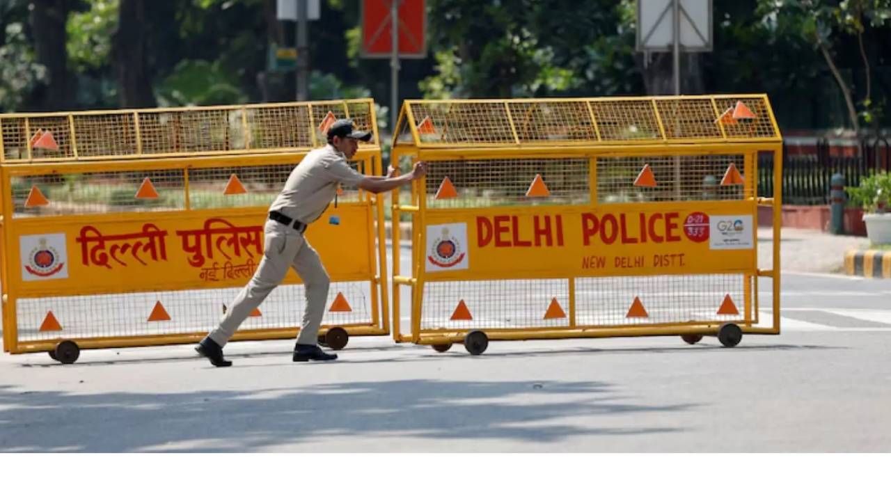 Delhi News: दिल्ली में आज हाई अलर्ट! जंतर-मंतर पर प्रदर्शन से पहले बॉर्डर पर पुलिस की पैनी नजर, गाड़ियों की जांच तेज
