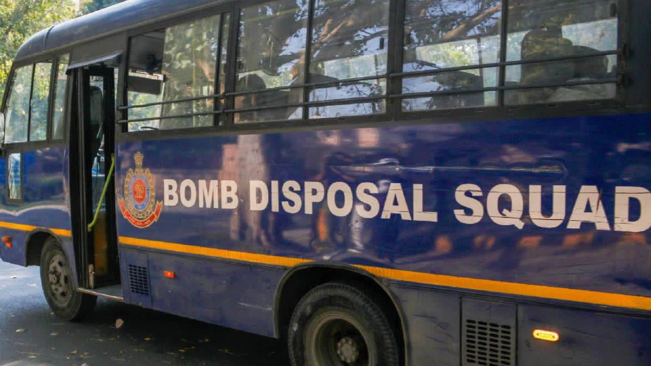Delhi News: दिल्ली से बड़ी खबर...कई स्कूलों को मिली बम से उड़ाने की धमकी, सुरक्षा एजेंसी मौके पर पहुंची; जांच जारी